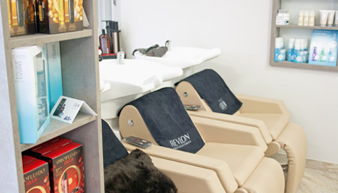 Waschplätze des City Hair Studio mit Massagefunktion